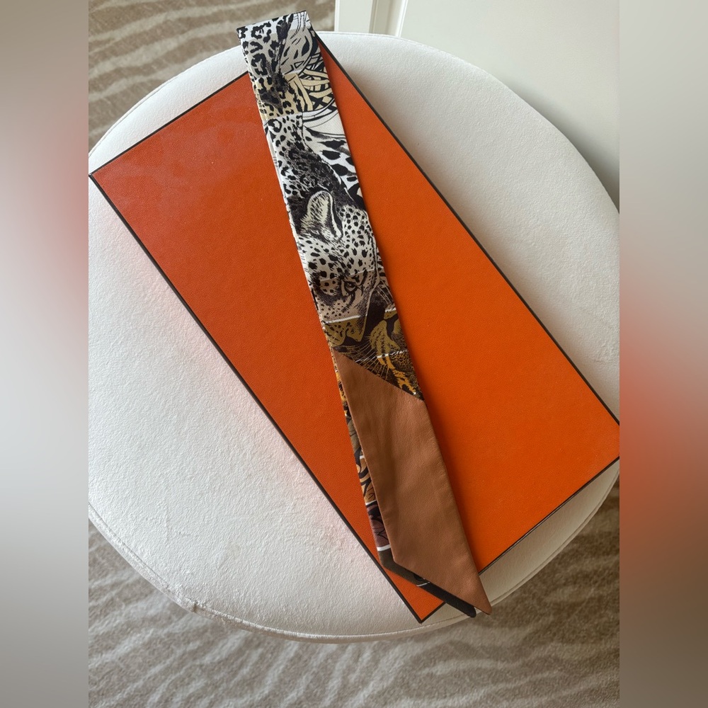 Hermès exceptional “Jungle Love”Twilly with leather edges